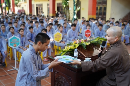Hà Nội: Ni sư Thích Nữ Chúc Hiếu thuyết giảng tại khóa tu tuổi trẻ chùa Bằng